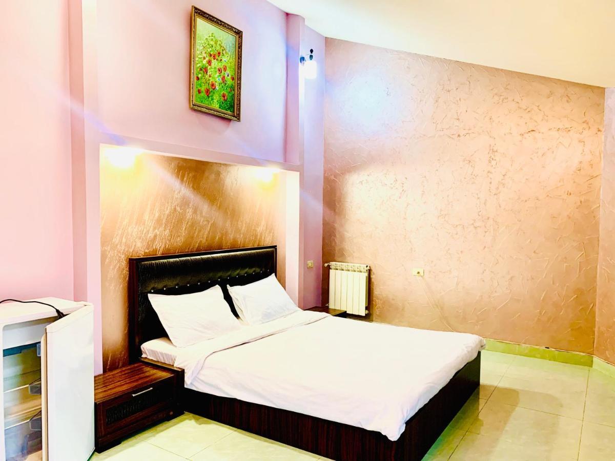 Art Hotel Erevan Esterno foto