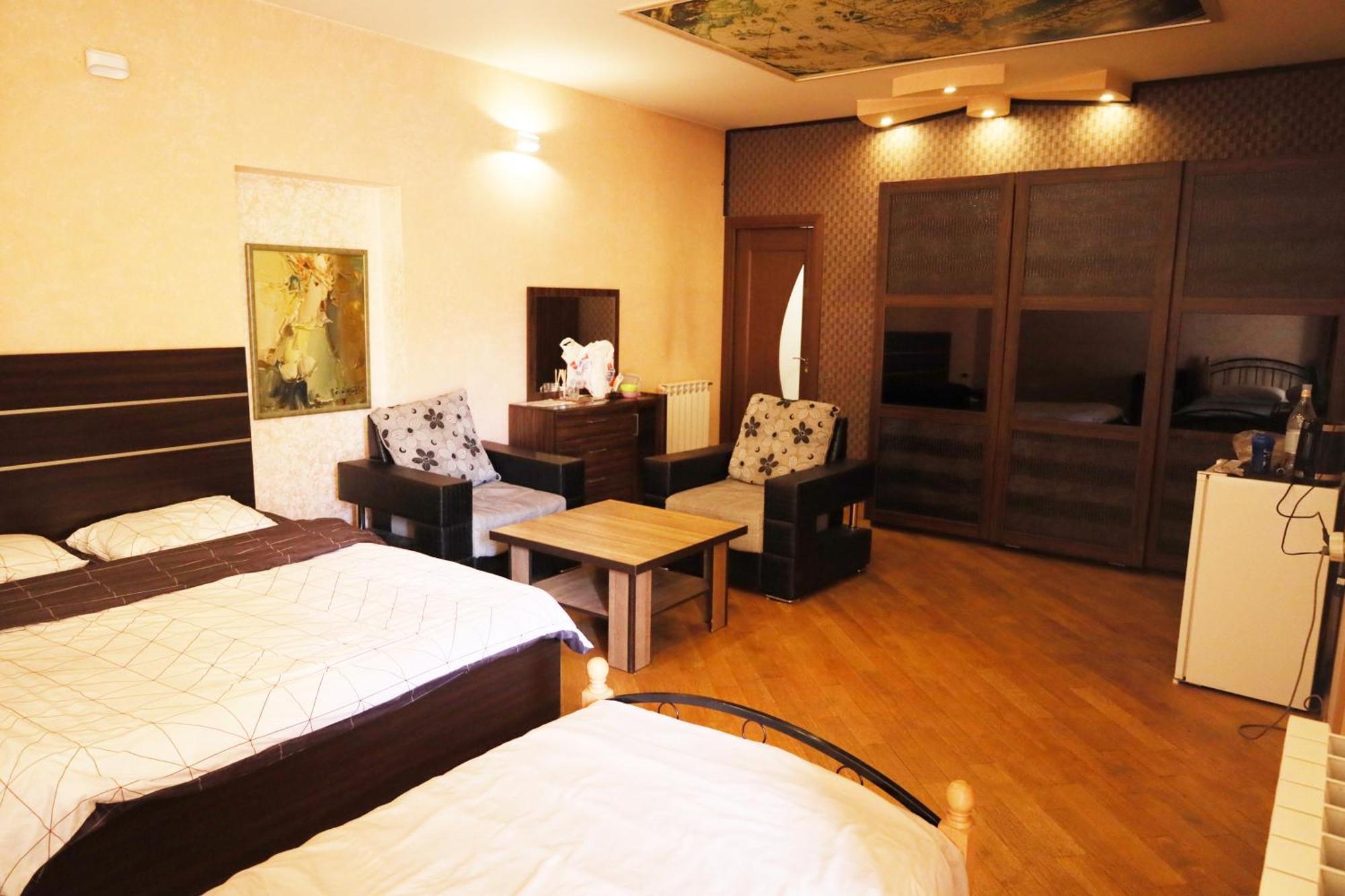 Art Hotel Erevan Esterno foto