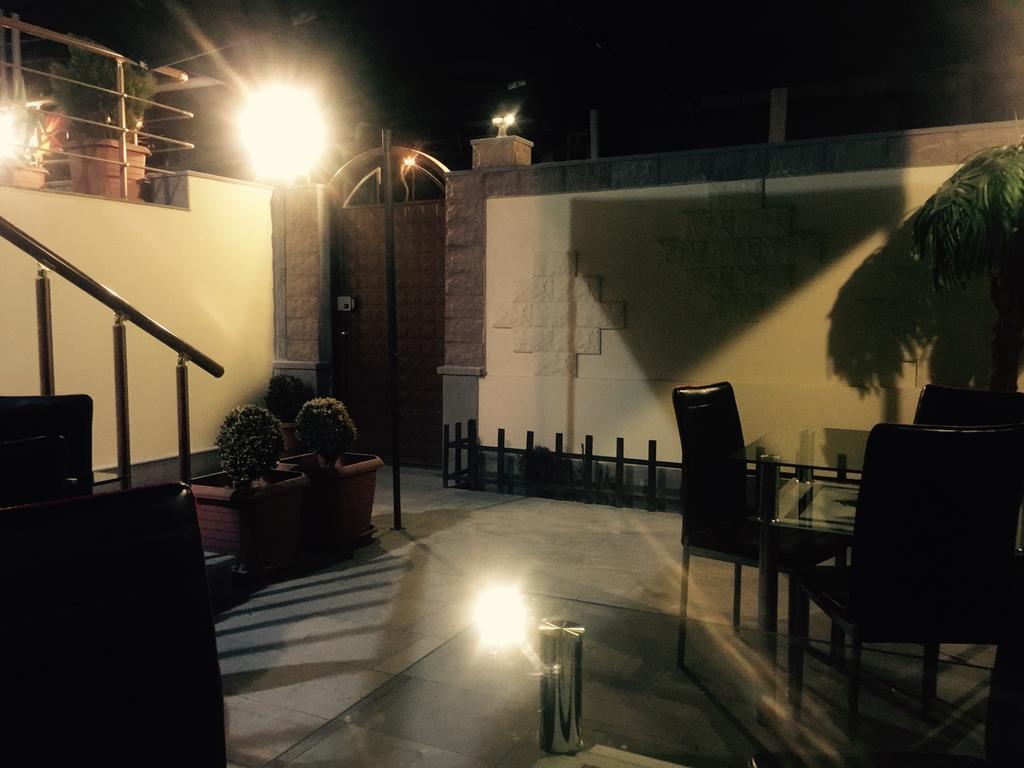 Art Hotel Erevan Esterno foto